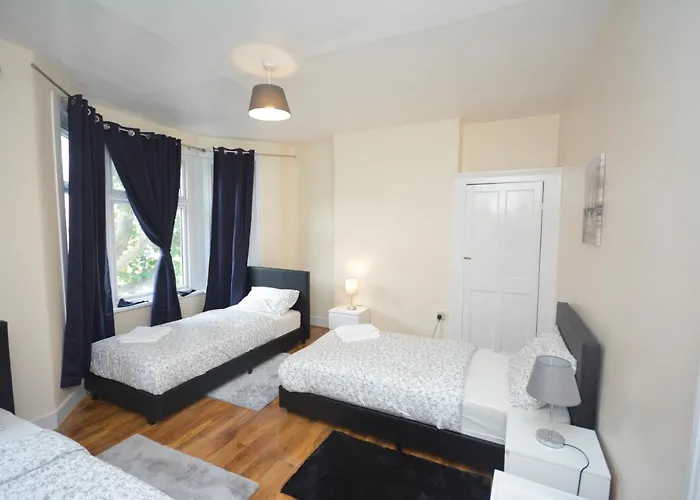 Cheerful 3 Bedroom Home In Greater London