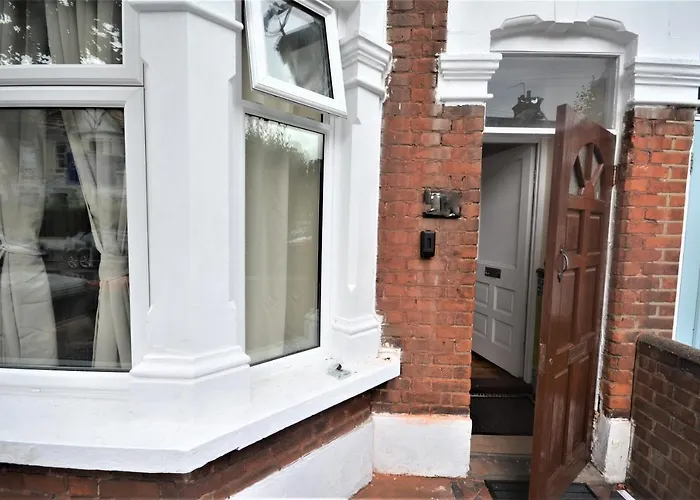 Cheerful 3 Bedroom Home In Greater London